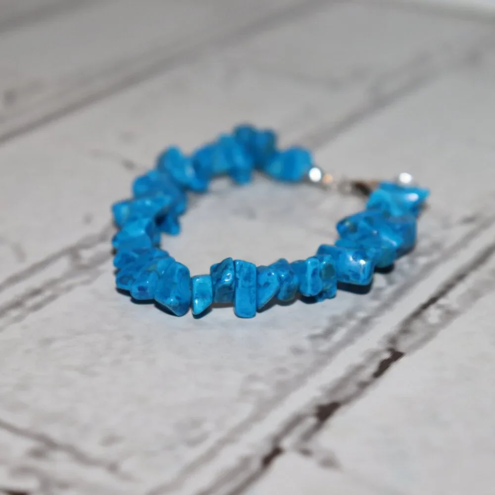 NWOT Turquoise Blue Howlite beaded natural stone bracelet 7.5